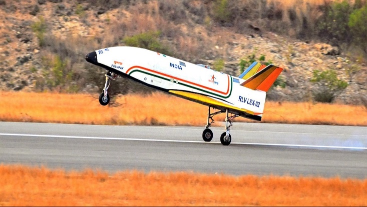 ISRO ने उतारा पुष्पक विमान, भारत के भविष्य का अंतरिक्षयान तैयार - ISRO  Pushpak reusable launch vehicle spaceplane successful landing - AajTak